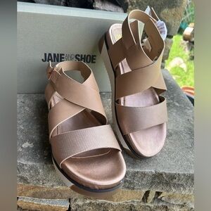 JANE AND THE SHOE Harper tan & rose gold Sandals w/buckle closure NWOB Sz-6.5. P